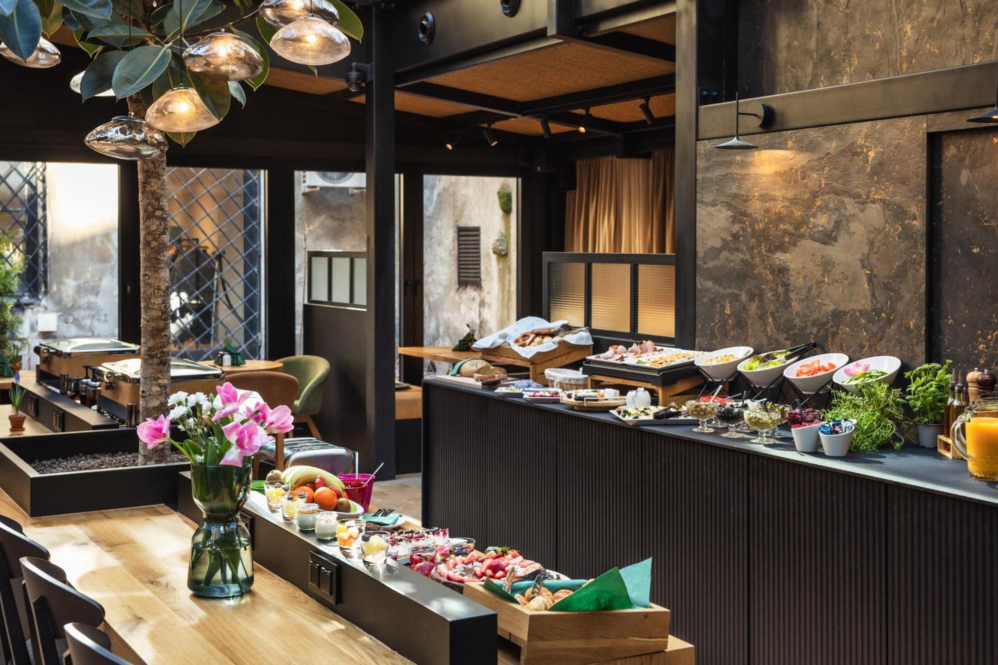 Nomadic Urban Premium Suites Краков Экстерьер фото